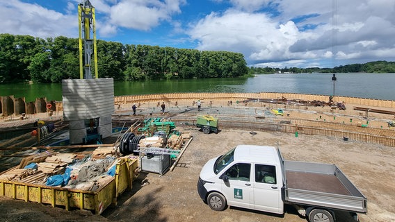 Baustelle der neuen Bühne im Eutiner Schlosspark © NDR Foto: Julian Marxen
