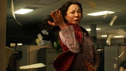 Eine Szene mit Michelle Yeoh (links) im Martial-Arts-Outfit aus "Everything Everywhere All at Once" - © 2022 LEONINE Studios Foto:  Allyson Riggs