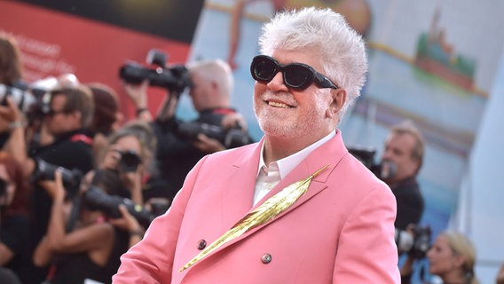 Filmregisseur Pedro Almodovar posiert auf dem roten Teppich während der Premiere des Films "The Room Next Door" bei den Internationalen Filmfestspielen von Venedig, 2. September 2024, in Venedig. © IMAGO/Rocco Spaziani / Europa Press Foto: Rocco Spaziani