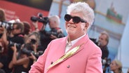 Filmregisseur Pedro Almodovar posiert auf dem roten Teppich während der Premiere des Films "The Room Next Door" bei den Internationalen Filmfestspielen von Venedig, 2. September 2024, in Venedig. © IMAGO/Rocco Spaziani / Europa Press Foto: Rocco Spaziani