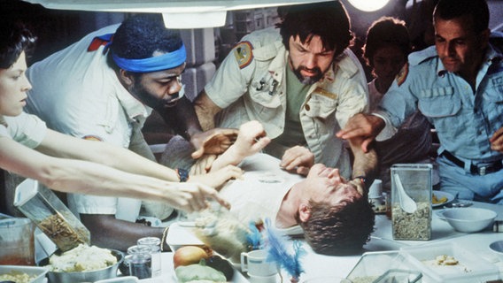 Sigourney Weaver, Yaphet Kotto, John Hurt (liegend), Tom Skerrit Ian Holm in einer Szene aus Ridley Scotts Film "Alien" von 1979 © Mary Evans Picture Library 