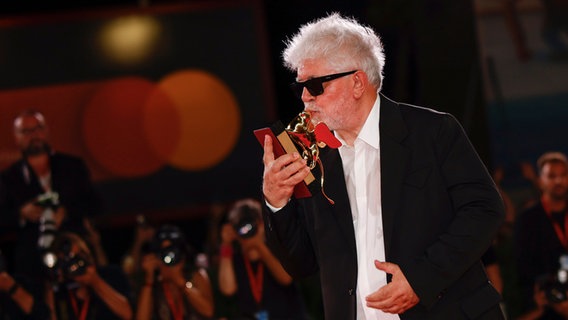 Pedro Almodóvar posiert mit seinem Goldenen Löwen © Vianney Le Caer/Invision/AP/dpa +++ dpa-Bildfunk +++ 