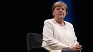 Die frühere Bundeskanzlerin Angela Merkel bei einer Veranstaltung im Rahmen der Leipziger Buchmesse auf einer Bühne im Schauspiel Leipzig. © picture alliance/dpa | Hendrik Schmidt Foto: Hendrik Schmidt