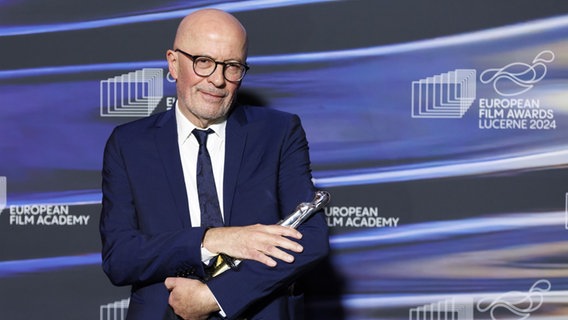 Jacques Audiard, Gewinner in der Kategorie Europäische Regie für "Emilia Perez", posiert während der Gala des 37. Europäischen Filmpreises im Kultur- und Kongresszentrum © KEYSTONE/dpa Foto: Philipp Schmidli