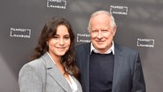 Eine junge Frau mit langen Haaren und ein älterer Mann stehen auf dem roten Teppich vom Filmfest Hamburg (Almila Bagriacik und Axel Milberg) © FIlmfest Hamburg / Martin Kunze Foto: Martin Kunze