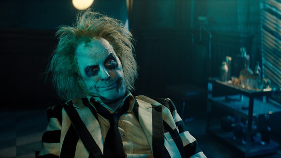 Szene aus "Beetlejuice Beetlejuice" von Tim Burton © 2024 Warner Bros. Entertainment Inc. 