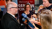 Edward Berger im Gespräch mit der deutschen Presse in Hollywood vor den Oscarkameras © Kurt Krieger/German Films/dpa +++ dpa-Bildfunk +++ Foto: Kurt Krieger