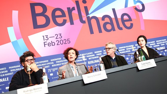 Zwei Männer und zwei Frauen sitzen auf einem Podium und sprechen in die Mikros - ein Teil der Jury des Wettbewerbs der Filmfestspiele Berlin 2025 © Hannes P. Albert/dpa +++ dpa-Bildfunk +++ Foto: Hannes P. Albert/dpa +++ dpa-Bildfunk +++