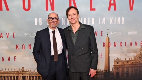 Zwei Männer im Anzug beim roten Teppich in Berlin zur Premiere von "Konklave" - Regisseur und Produzent Edward Berger (links) mit Komponist Volker Bertelmann © Leonine Studios / O. Walterscheid Foto: O. Walterscheid