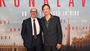 Zwei Männer im Anzug beim roten Teppich in Berlin zur Premiere von "Konklave" - Regisseur und Produzent Edward Berger (links) mit Komponist Volker Bertelmann © Leonine Studios / O. Walterscheid Foto: O. Walterscheid