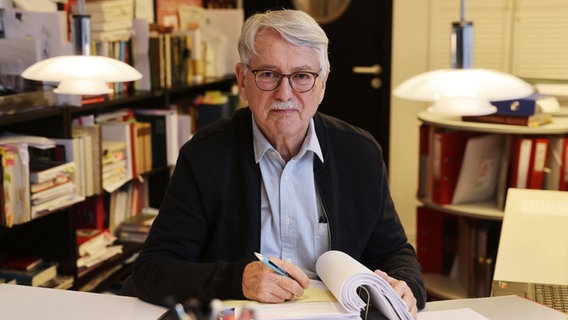 Heinrich Breloer sitzt am Schreibtisch in seiner Wohnung © picture alliance/dpa | Oliver Berg Foto: Oliver Berg