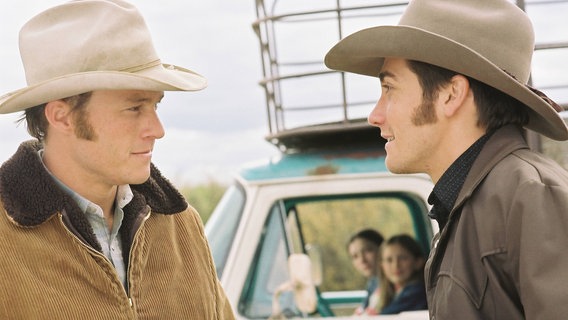 Film Still aus "Brokeback Mountain" mit Heath Ledger und Jake Gyllenhaal, die sich beide gegenüberstehen. © IMAGO / Cinema Publishers Collection Foto: Kimberley French