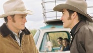 Film Still aus "Brokeback Mountain" mit Heath Ledger und Jake Gyllenhaal, die sich beide gegenüberstehen. © IMAGO / Cinema Publishers Collection Foto: Kimberley French