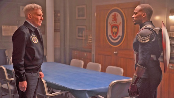 Harrison Ford (links) in einer Szene mit Anthony Mackie as Sam Wilson/Captain America im Film "Captain America - Brave New World" © 2024 Marvel Foto: Eli Adé