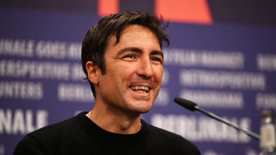 Der Regisseur Ilker Çatak lächelt bei einem Pressegespräch der Berlinale