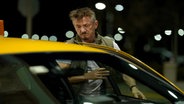 Sean Penn als Taxifahrer Clark in einer Szene des Kinofilms «Daddio - Eine Nacht in New York © dpa-Bildfunk 