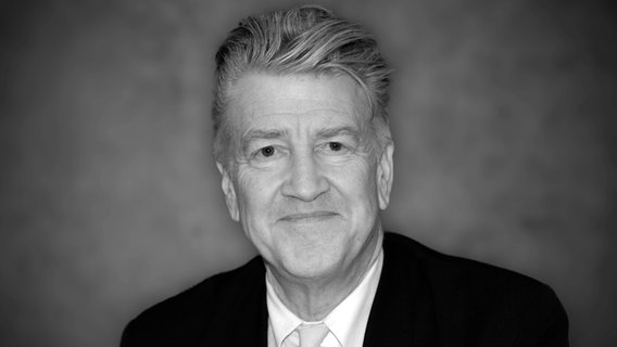 Ein Mann mit grauen Haaren schaut lächend - US_Regisseur David Lynch © IMAGO/Sven Simon Foto: Sven Simon