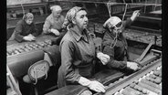 Schwarz-Weiß-Bild von Frauen bei der Arbeit in einer Fabrik © NDR Screenshot 