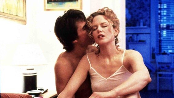 Szene aus "Eyes wide shut" mit Tom Cruise und Nicole Kidman © picture alliance / United Archives/IFTN | United Archives/IFTN 