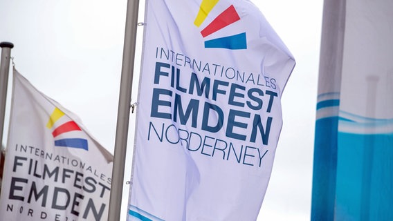 Flaggen mit der Aufschrift "Filmfest Emden Norderney". © picture alliance / dpa Foto: Sina Schuldt