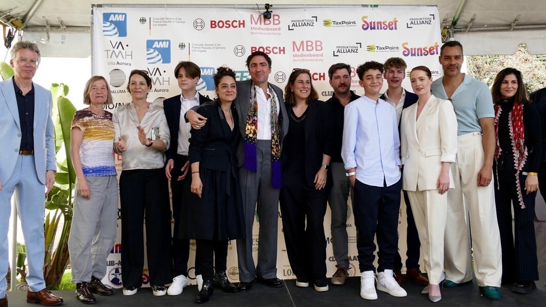 Das Team des Films «Das Lehrerzimmer» um Regisseur Ilker Çatak posiert