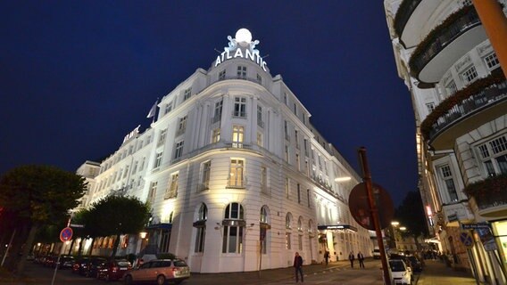 Das Hotel Atlantik in der Abendbeleuchtung © NDR Foto: Patricia Batlle