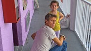 Motelmanager Bobby  (Willem Dafoe) kniet vor Moonee - Szene aus dem Film "The Florida Project" © Prokino Filmverleih GmbH 