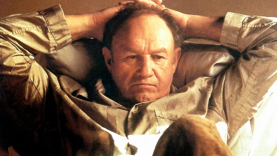 Gene Hackman verschränkt die Arme hinter dem Kopf © picture alliance / Everett Collection | ©Paramount/Courtesy Everett Collection 