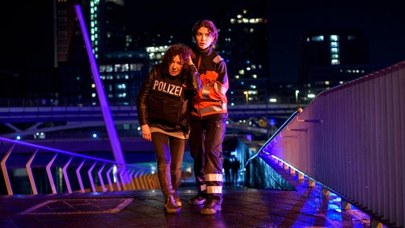 Szene mit zwei Frauen auf einer Brücke in Hamburg zu "Großstadtrevier – Im Moment der Angst". © NDR/Thorsten Jander Foto: Thorsten Jander