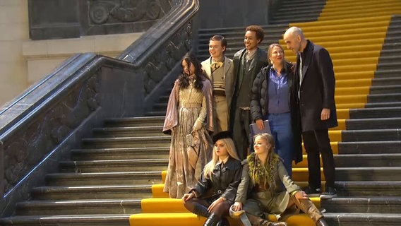 Ein Teil von Cast und Crew von "Hidden University" vorm Neuen Rathaus in Hannover © Screenshot NDR 