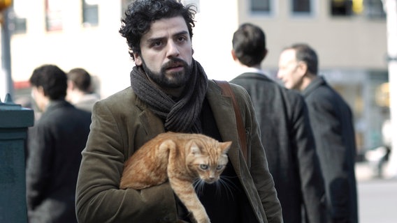 Llewyn (Oscar Isaac) will die entlaufene Katze endlich ihren Besitzern, dem Ehepaar Gorfein, zurückbringen. © rbb/Alison Rosa/LONG STRANGE TRIP LLC ALL RIGHTS RESERVED 