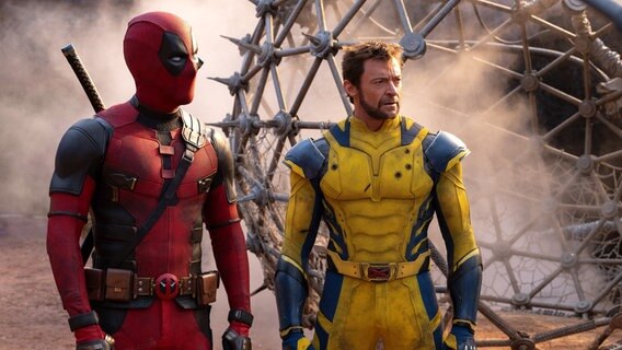 Ryan Reynolds als "Deadpool" (li) und Hugh Jackman als "Wolverine" in Marvels Superheldenverfilmung "Deadpool & Wolverine" © 20th Century Studios 