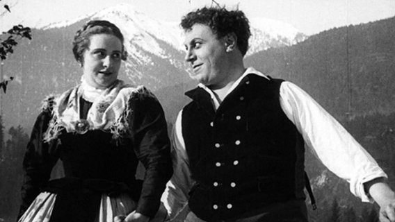 Ein Mann schaut liebevoll eine Frau neben ihm an - Szene mit Emil Jannings aus "Kohlliesels Töchter" © © FWMS/DFF 