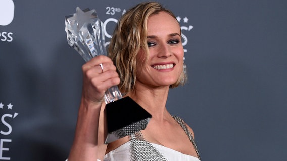 Diane Kruger zeigt bei der Verleihung der 23. Critics' Choice Awards die Auszeichnung für den besten nicht-englischsprachigen Film für "Aus dem Nichts". © dpa 