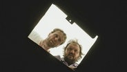Zwei Männer mit entsetztem Gesichtsausdruck schauen in einen leeren Brunnen - Szene aus "Micha denkt groß" © ARD Degeto/MDR/Florida Film/ Pandora Film/Thomas Leidig Foto: Thomas Leidig