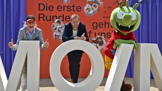 Regisseur und Schauspieler Otto Waalkes (von links), Helge Albers - Leiter der Moin Filmförderung und eine Olchi-Figur beim Pressetermin in Hamburg Altona © NDR Foto: Patricia Batlle