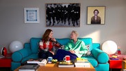 Zwei Frauen sitzen auf einem Sofa und unterhalten sich - Filmszene aus Pedro Almodóvars Film "The Room Next Door" mit Julianne Moore (l.) und Tilda Swinton © Sony Pictures/Entertainment Pictures/ZUMAPRESS.com 