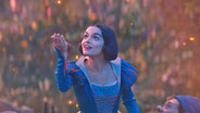 Rachel Zegler als Schneewittchen in einer neuen Realverfilmung als Musical - mit Vogel auf der Hand ©  2024 Disney Enterprises, Inc. All Rights Reserved. 