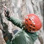 Ein Bergsteiger klettert an einer Felswand © NDR Screenshot 