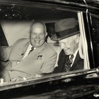 Zwei Männer sitzen in einem Auto auf der Rückbank und lachen. © Grandfilm AP 