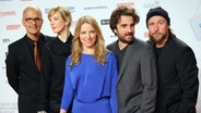 Eine Gruppe von Menschen (zwei Frauen, drei Männer) schaut lächelnd in die Kamera - DAs Filmteam des Kinofilms "Stromberg" mit Christoph Maria Herbst und Bjarne Mädel (Die Schauspieler (l-r) Christoph Maria Herbst, Milena Dreißig, Diana Staehly, Oliver K. Wnuk und Bjarne Mädel posieren am 18.02.2014 in Köln) © Foto: Henning Kaiser/dpa +++ dpa-Bildfunk Foto: Henning Kaiser