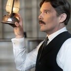 Nikola Tesla (Ethan Hawke) hält eine Lampe hoch. © Leonine 