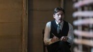 Nikola Tesla (Ethan Hawke) schreibt auf seinen Block © Leonine 