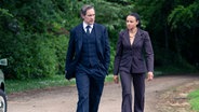 Kommissar Adam Dalgliesh (Bertie Carvel,) und sein Sergant Kate Miskin (Carlyss Peer) gehen auf einem Waldweg zurück zu ihrem Auto. © WDR/New Pictures & All3Media International/Steffan Hill" (S2+). WDR Kommunikation/Redaktion Bild, Köln 