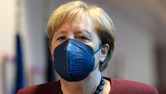 Angela Merkel in der Doku "Schicksalsjahre einer Kanzlerin" mit Maske ©  rbb/SWR/MDR/Looksfilm/Europäische Union 