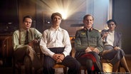 Der Traum vom Mond": Die dokumentarische Drama-Serie "Die Spaltung der Welt" erzählt reale Schicksale während des Zweiten Weltkriegs. Wernher von Braun (Max Wagner, 2. v. l.) will zum Mond. Für die Nazis baut er stattdessen Kriegsraketen. © ARD Foto Foto: SWR/LOOKSfilm/Valerie Fidler"