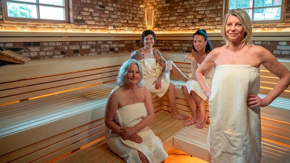 Vier Frauen sitzen und stehen in einer Sauna © rbb/Oliver Ziebe Foto: Oliver Ziebe