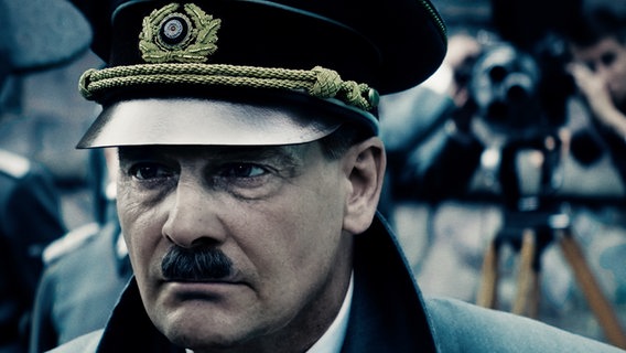 Szene aus dem Film "Führer und Verführer": Ein Mann mit Offiziersmütze schaut grimmig zur Seite © Wild Bunch Germany 
