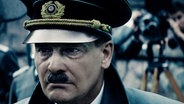 Szene aus dem Film "Führer und Verführer": Ein Mann mit Offiziersmütze schaut grimmig zur Seite © Wild Bunch Germany 