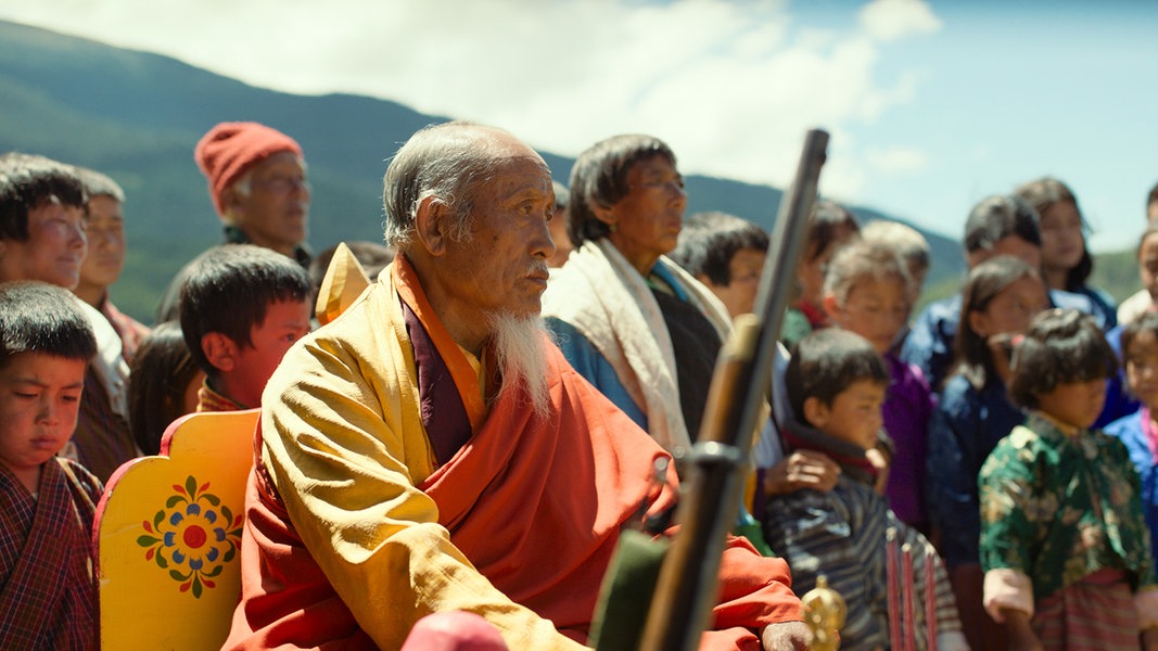 “What does the Lama want with the gun?”: A little film gem from Bhutan | NDR.de – Culture – Film